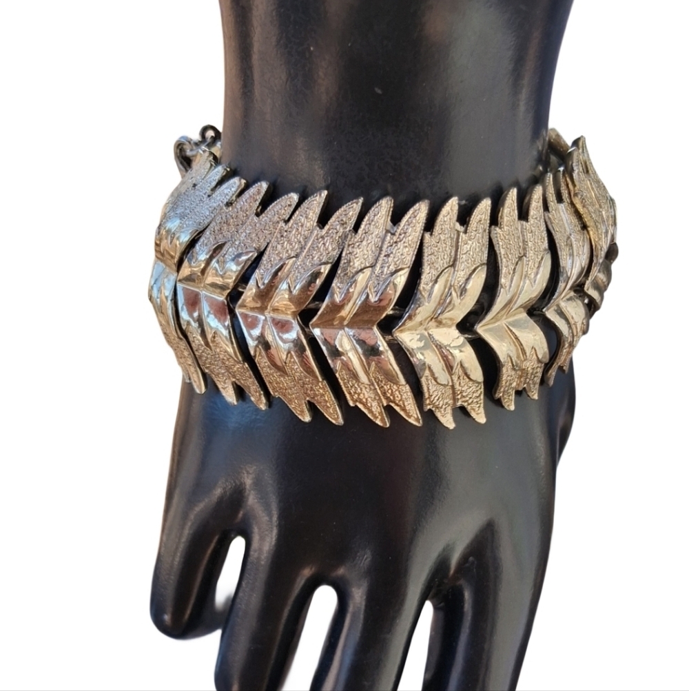 Vintage 1950s Coro Pegasus Gold Tone Textured Leaf Panel Link Bracelet